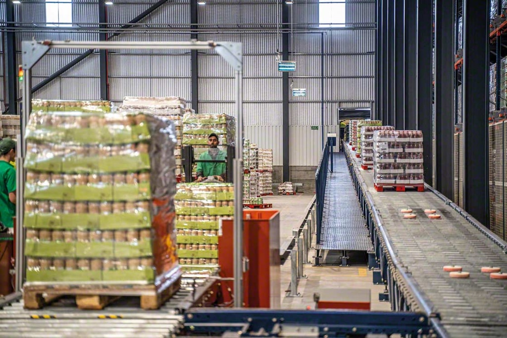 A logística integrada liga os processos da cadeia de abastecimento, do armazém às linhas de produção