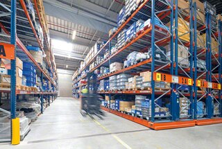 As estantes móveis para armazéns oferecem uma grande capacidade e acesso direto à mercadoria