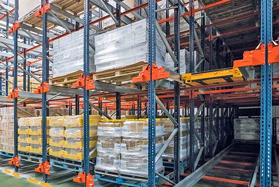 O Pallet Shuttle da Mecalux é recomendado para armazéns com muitas paletes por referência