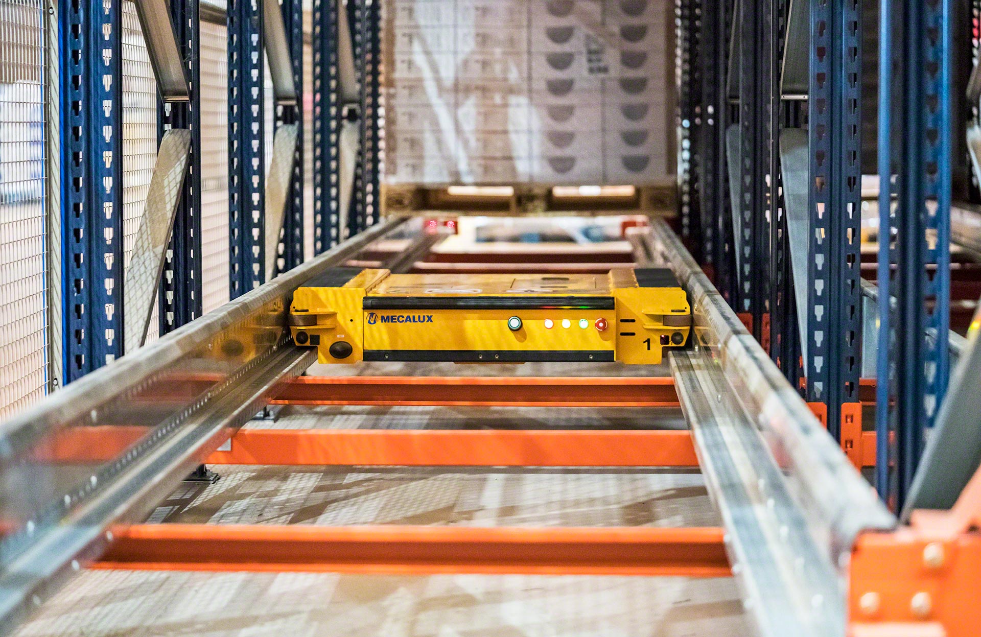 O Pallet Shuttle permite automatizar o processo de depositar e extrair as paletes em canais de grande profundidade