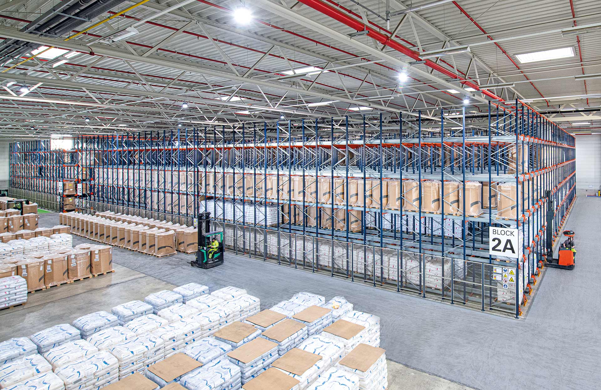 O Pallet Shuttle é um sistema de armazenamento de elevada densidade que permite aproveitar ao máximo a superfície disponível