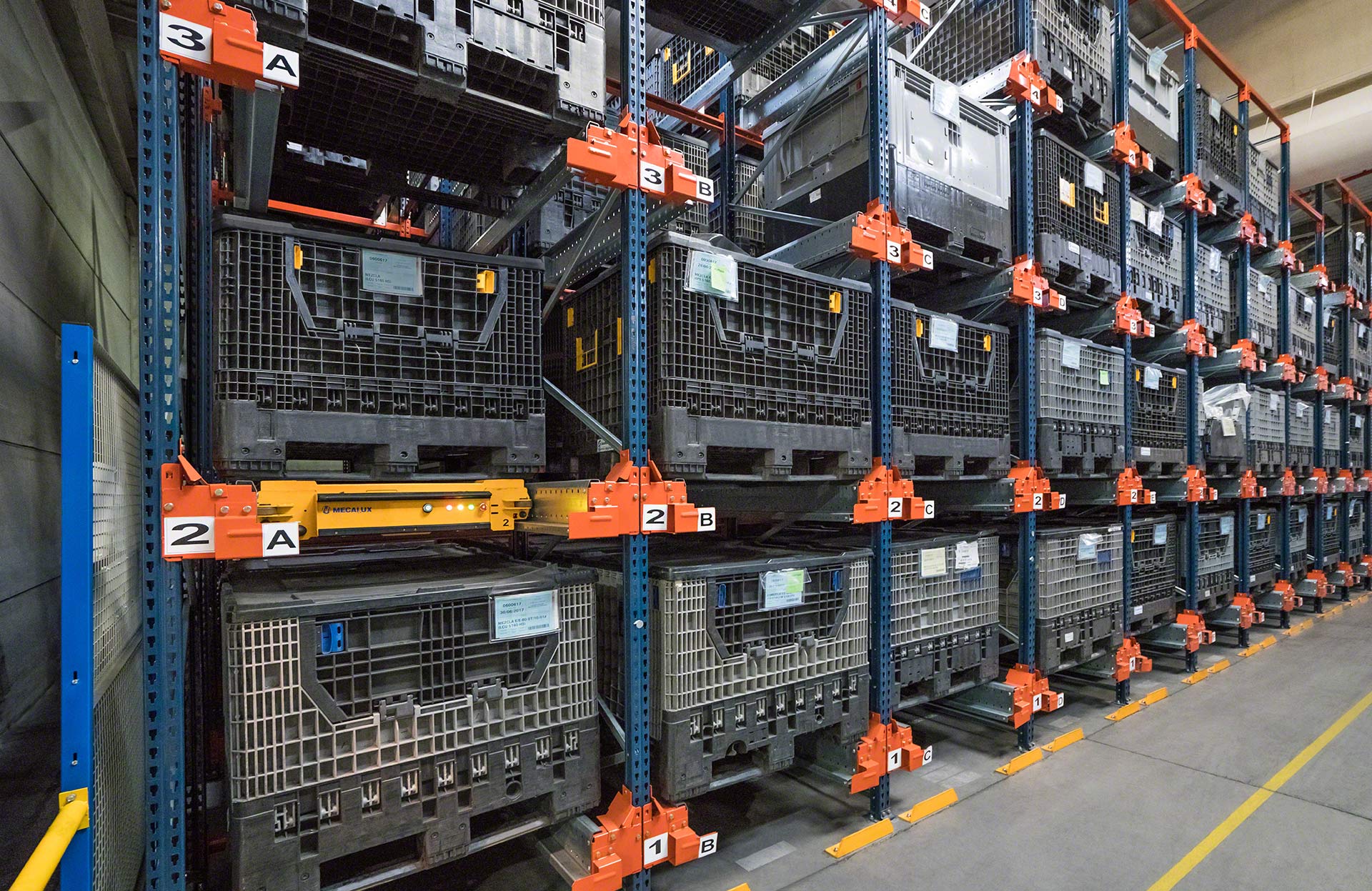 O Pallet Shuttle também permite deslocar outras unidades de carga, como contentores de plástico