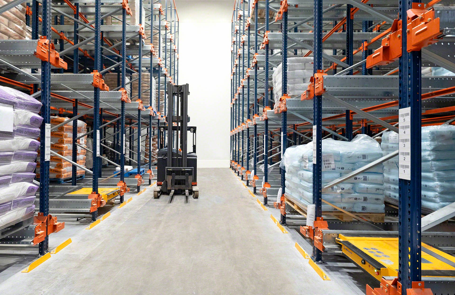 O Pallet Shuttle é uma solução adequada para câmaras frias porque permite reduzir a superfície a refrigerar