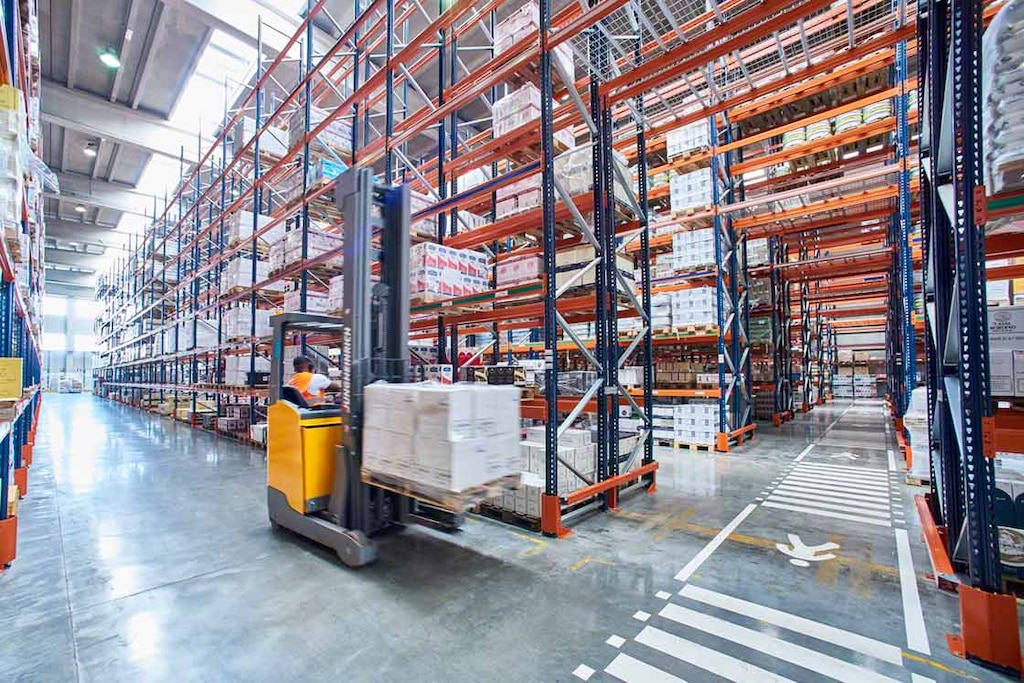 Um armazém bem sinalizado repercute a segurança dos operários