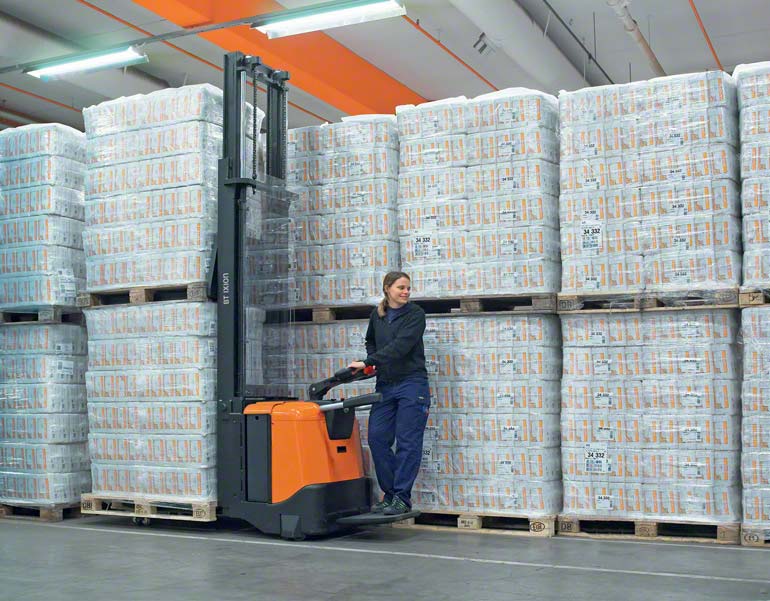 Operária a bordo de um porta-paletes elétrico a executar tarefas de armazenagem. (Imagem cedida pela Toyota)