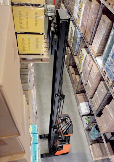 Os empilhadores retráteis são os mais usados para trabalhar dentro dos armazéns.
