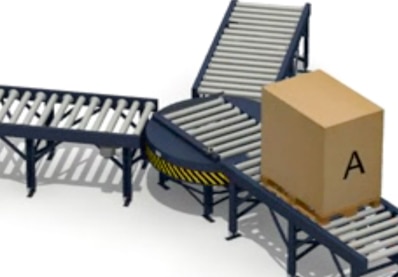 Transferência de paletes entre transportadores não alinhados