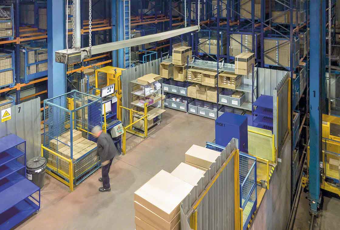 Na logística lean a área de picking e de preparação de pedidos deve estar limpa e organizada para agilizar o trabalho Na logística lean a área de picking e de preparação de pedidos deve estar limpa e organizada para agilizar o trabalho