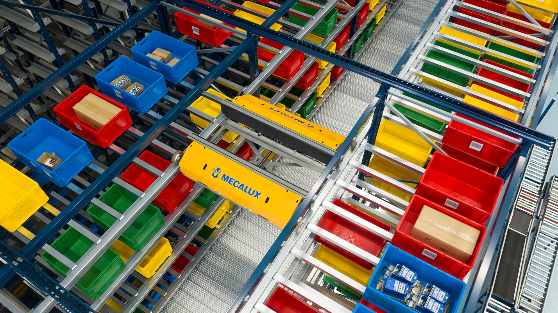 Uma lançadeira introduz e extrai as caixas das suas localizações de forma automática