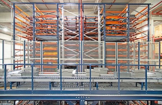 Uma lançadeira introduz e extrai as caixas das suas localizações de forma automática