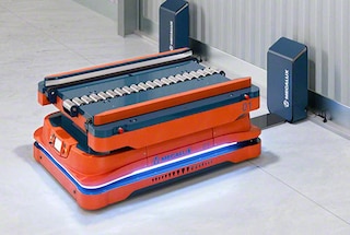 O software de gestão de frotas organiza o carregamento das baterias dos AMR