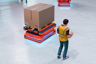 Os robôs AMR podem detetar obstáculos e reajustar a sua trajetória para os evitar