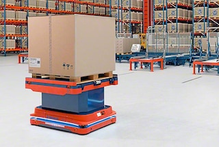 Os robôs móveis utilizam mapas virtuais para navegar com autonomia no armazém