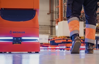 Os robôs AMR operam de forma segura junto das pessoas