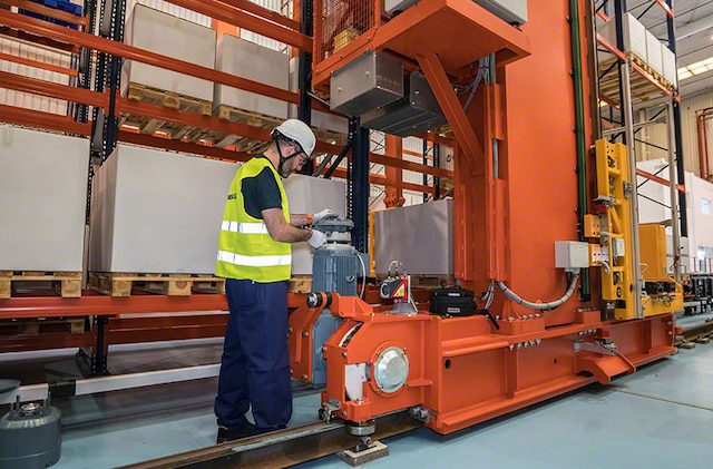 Os serviços de manutenção da Mecalux otimizam a disponibilidade e o rendimento do armazém Os serviços de manutenção da Mecalux otimizam a disponibilidade e o rendimento do armazém