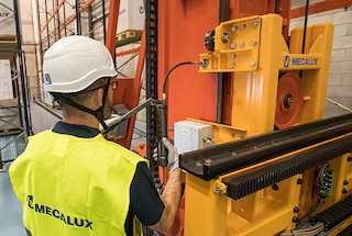 Os técnicos residentes realizam diferentes tarefas de manutenção preventiva no armazém automático Os técnicos residentes realizam diferentes tarefas de manutenção preventiva no armazém automático