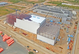 As zonas de receção ou expedição costumam ser disponibilizadas em edifícios de construção tradicional adjacentes ao armazém autoportante