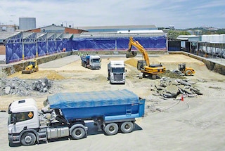 A montagem do armazém autoportante começa com a construção da laje de fundação