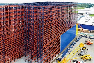 Os fechamentos começam a ser colocados uma vez instaladas as primeiras estantes