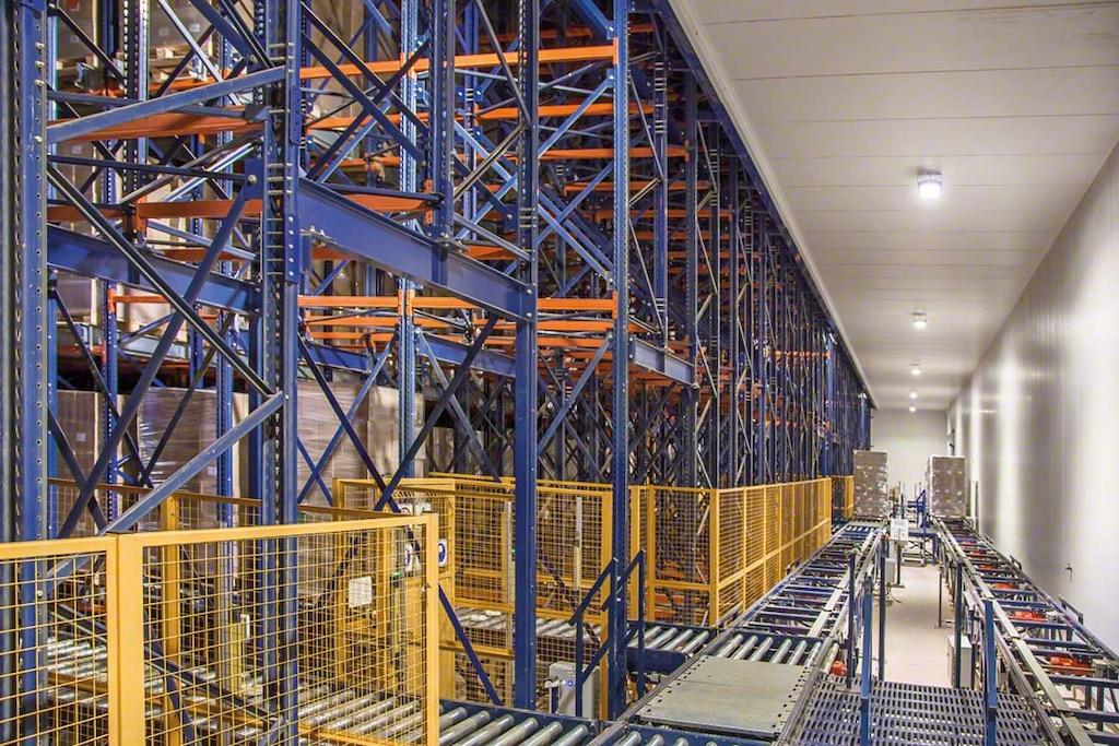 Armazém automatizado autoportante da Bem Brasil com o sistema Pallet Shuttle que utiliza transelevadores