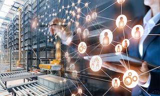 Uma cadeia de abastecimento integrada é aquela em que clientes, fornecedores, fabricantes e distribuidores coordenam-se entre si