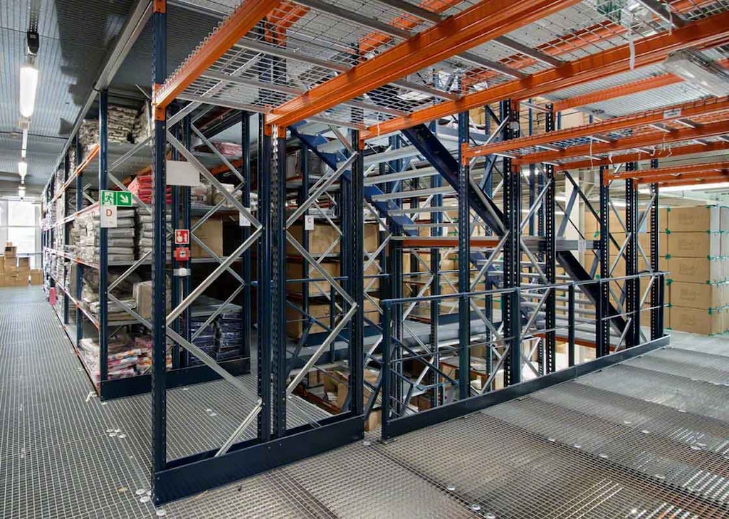 As estantes com corredores elevados permitem duplicar ou triplicar a capacidade de armazenamento da instalação
