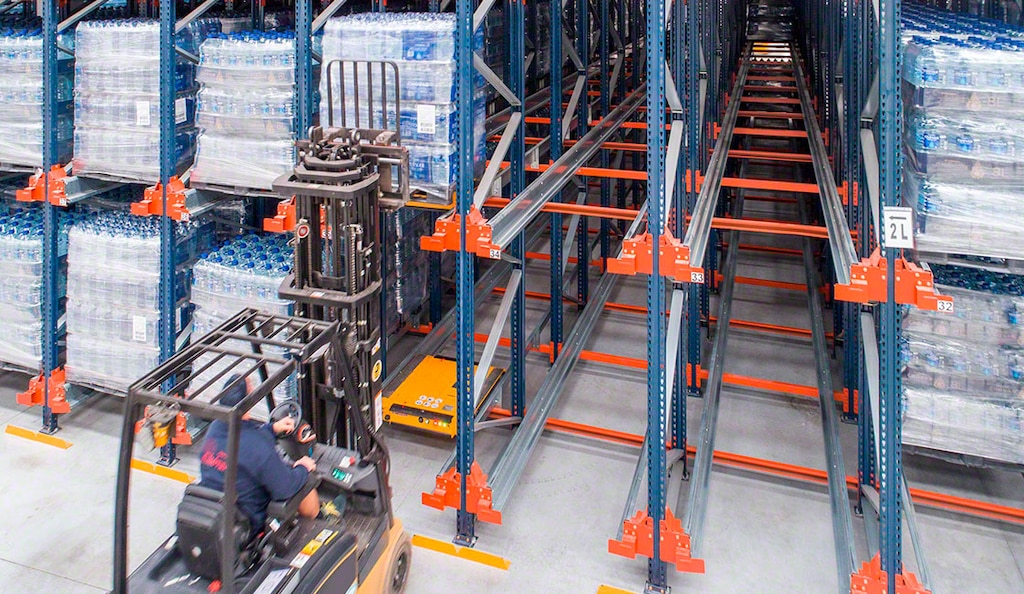 A correta gestão da mercadoria com sistemas de armazenagem como o Pallet Shuttle ajuda a eliminar o excesso de custos