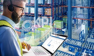 Os indicadores de desempenho de armazenagem são métricas para calcular e controlar a eficiência das operações logísticas
