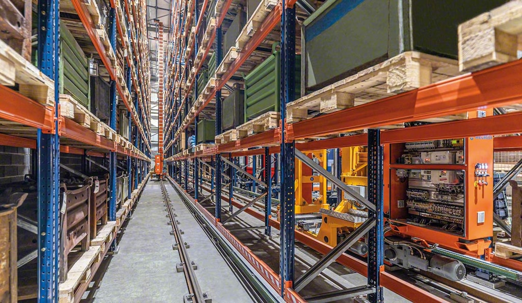 As novas tecnologias permitem agilizar a extração e localização de mercadoria através de transelevadores automáticos