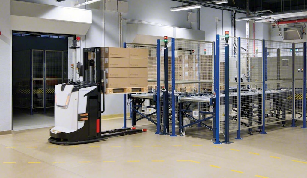 O AGV que interliga o armazém da Novartis na Polónia às suas linhas de produção de forma automática