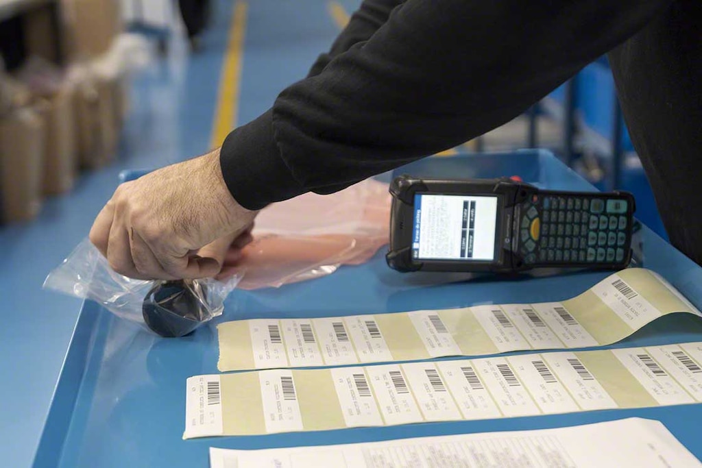 Ao ter todos os itens codificados, o SGA pode classificá-los e projetar uma estratégia de localização para a mercadoria no armazém