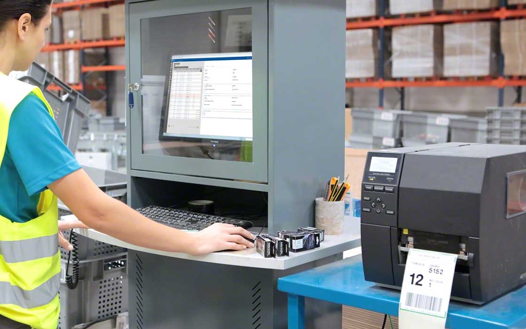 Um WMS organiza automaticamente tarefas como o processamento de pedidos ou a reposição de stock