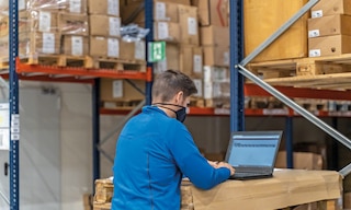 Um sistema de controlo de stock é um programa de logística que regista a entrada e a saída de mercadorias