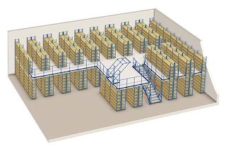 Mecalux M7 de grande altura para usar em corredores elevados