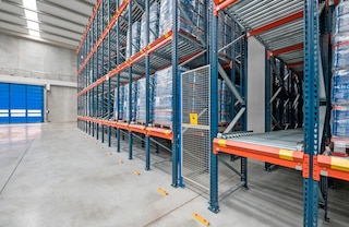 Na estrutura de armazenagem dinâmica podem ser disponibilizadas passagens de segurança para realizar consertos ou tarefas de manutenção