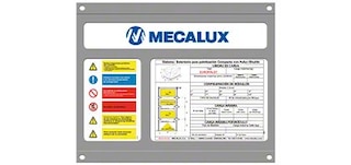 A placa de características apresenta as características técnicas da estante compacta drive-in