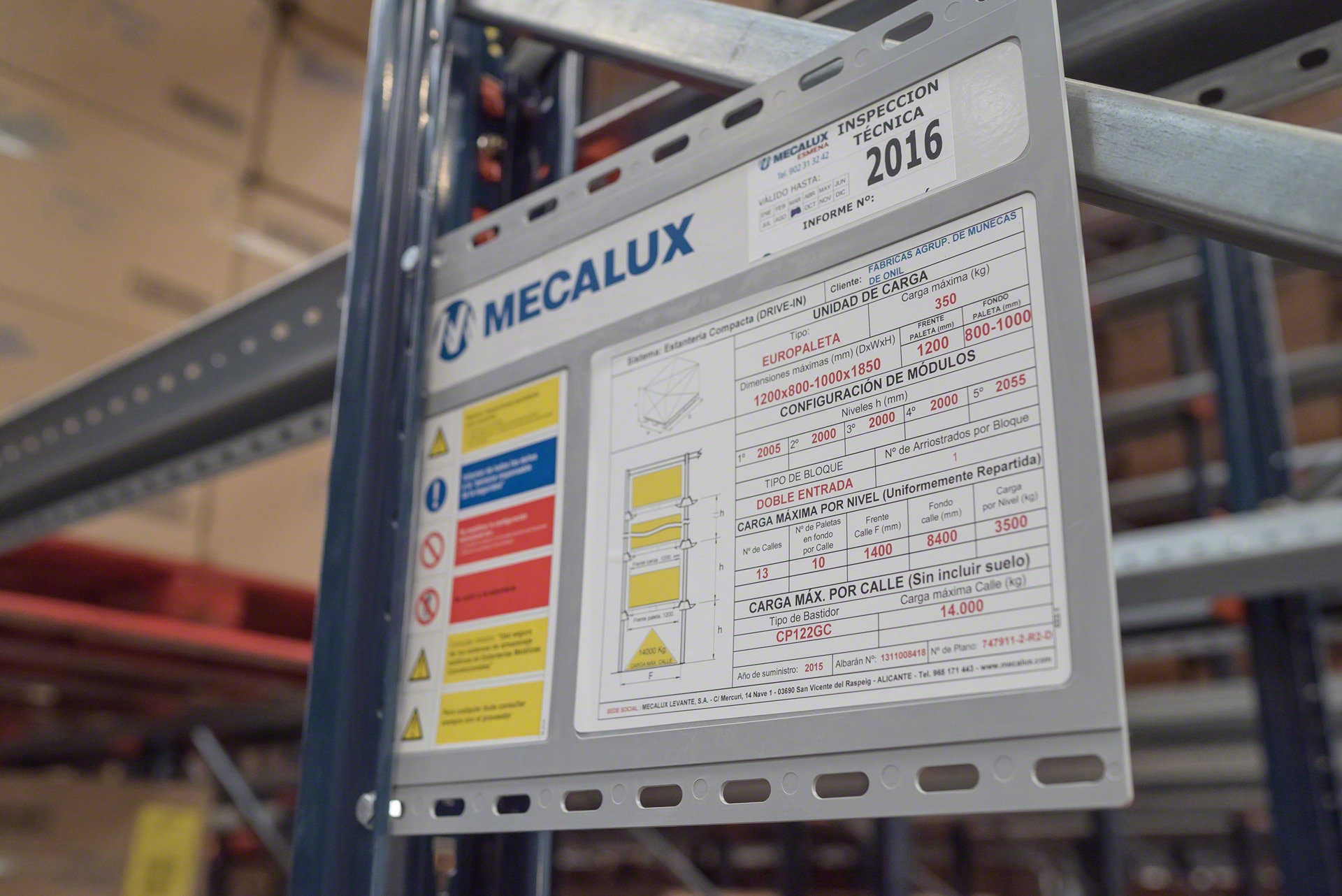 As placas de identificação, situadas em áreas visíveis do armazém drive-in, mostram as características técnicas da estante