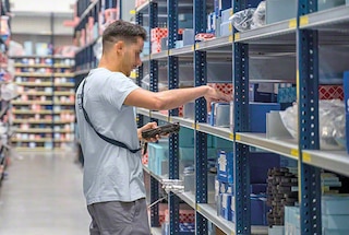 As estantes leves agilizam as tarefas de picking em armazéns do setor de e-commerce