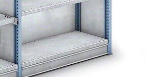 Os rodapés revestem a parte inferior das estantes