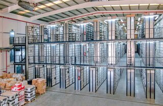 As estantes de carga ligeira M3 podem ser instaladas com passarelas elevadas para aceder aos níveis superiores