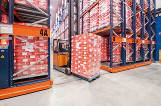 A largura do corredor de trabalho varia em função do tipo de empilhador utilizado