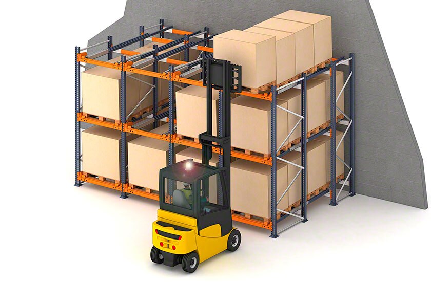 As estantes de paletização push-back são sistemas de armazenamento compacto por acumulação As estantes de paletização push-back são sistemas de armazenamento compacto por acumulação