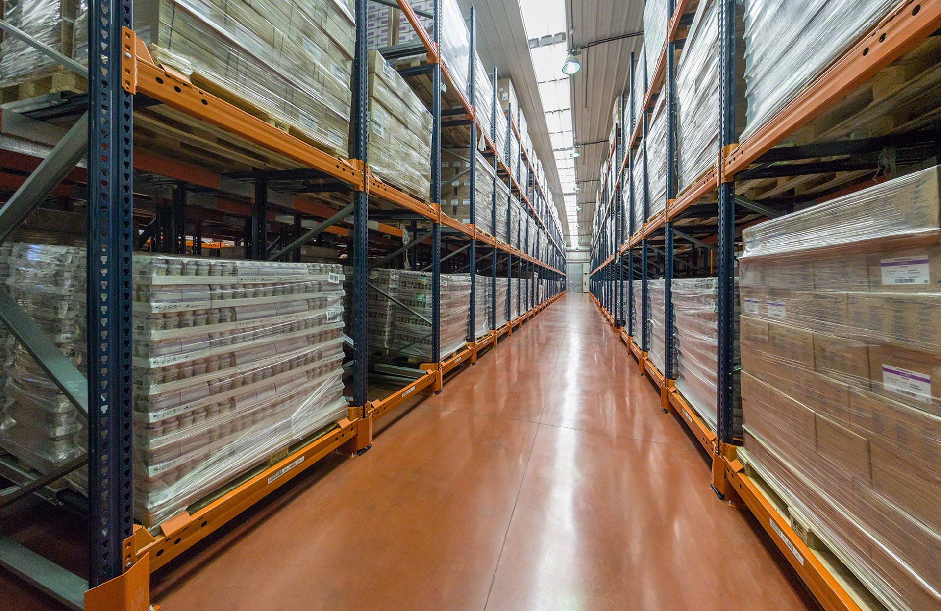 O sistema push back baseia-se na estratégia de gestão de carga LIFO, em que o acesso à mercadoria é realizado num único corredor
