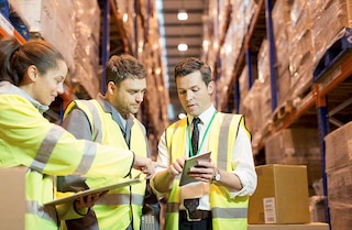 A formação dos funcionários maximiza a disponibilidade do armazém e aumenta a sua produtividade A formação dos funcionários maximiza a disponibilidade do armazém e aumenta a sua produtividade