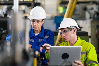 Os cursos de manipulação de equipamentos capacitam para operar os sistemas da Mecalux