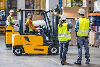 Os cursos de segurança ajudam a prevenir os riscos decorrentes da operação e da manutenção dos sistemas de armazenagem Os cursos de segurança ajudam a prevenir os riscos decorrentes da operação e da manutenção dos sistemas de armazenagem