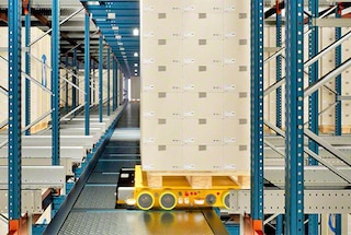 O Pallet Shuttle 3D chega à localização atribuída para depositar a palete