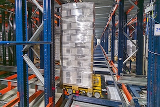O Pallet Shuttle 3D chega à localização atribuída para depositar a palete