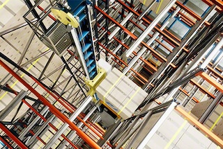 Se necessário, o shuttle 3D transfere a palete para um nível superior