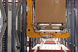 Se necessário, o shuttle 3D transfere a palete para um nível superior